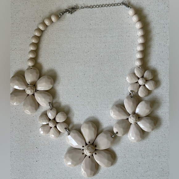 Elegant Cream Floral Necklace - Picture 1 of 4